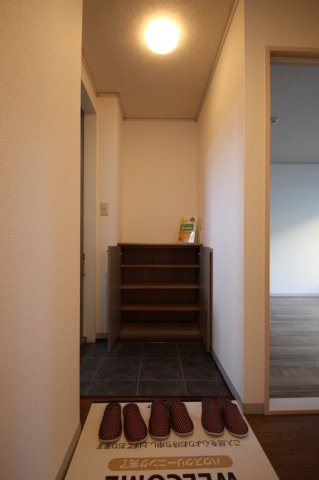 ロイヤルハイツ山上B棟の玄関