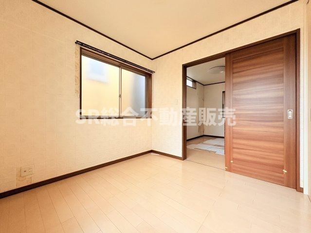高井田中1丁目中古戸建の洋室|個人のお部屋や書斎としても使用できます☆

