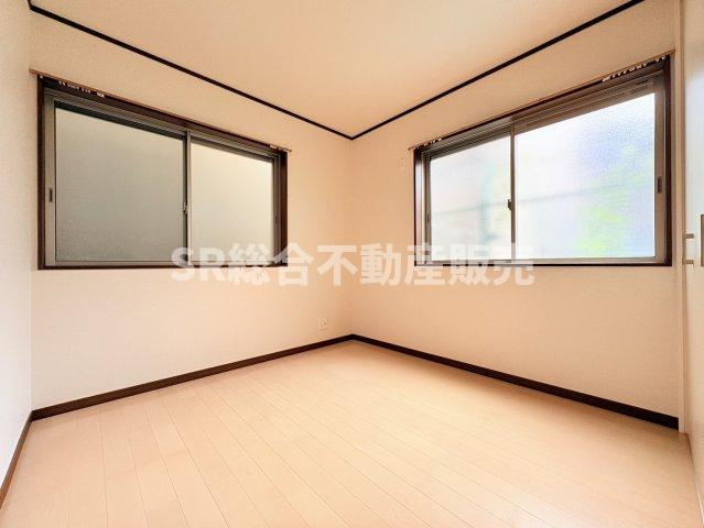高井田中1丁目中古戸建の子供部屋|2面採光の明るい洋室です！子供部屋としてぴったりです。
