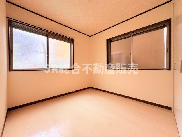 高井田中1丁目中古戸建の寝室|落ち着いて過ごせるお部屋なので、寝室にいかがでしょうか♪
