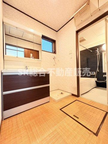 高井田中1丁目中古戸建の脱衣所|広めの脱衣場には、室内洗濯機置き場もございます♪
