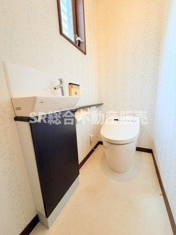 高井田中1丁目中古戸建のトイレ|トイレが2箇所にあるので、来客や朝の忙しい時間帯にも便利です☆
