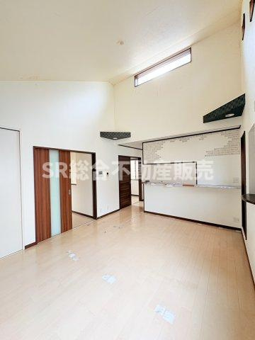 高井田中1丁目中古戸建の居間・リビング|当日予約も大歓迎です！土日祝、雨の日やお子様連れのお客様の送迎も可能ですのでお気になさらずお問合せ下さい。お仕事終わりのお時間にも柔軟に対応致しますのでお気軽にお申し付け下さいませ。