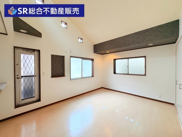 高井田中1丁目中古戸建の居間・リビング|当日予約も大歓迎です！土日祝、雨の日やお子様連れのお客様の送迎も可能ですのでお気になさらずお問合せ下さい。お仕事終わりのお時間にも柔軟に対応致しますのでお気軽にお申し付け下さいませ。