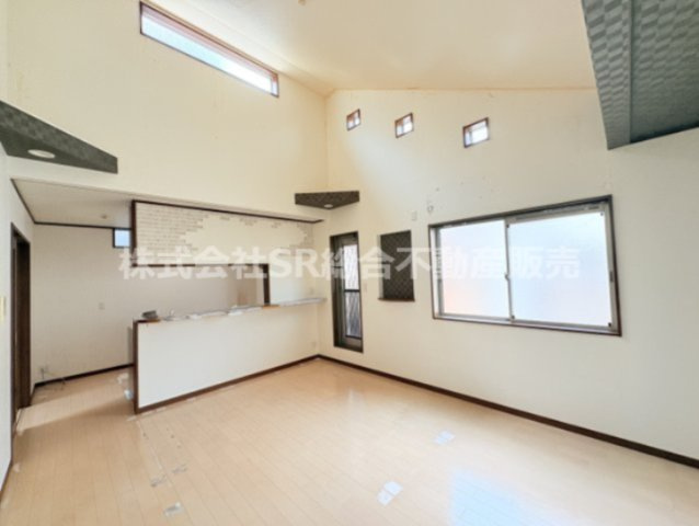 高井田中1丁目中古戸建の居間・リビング|リビングは広々16.0帖で、天井が高く開放的です♪ご家族でゆっくり寛ぐことができる空間です☆