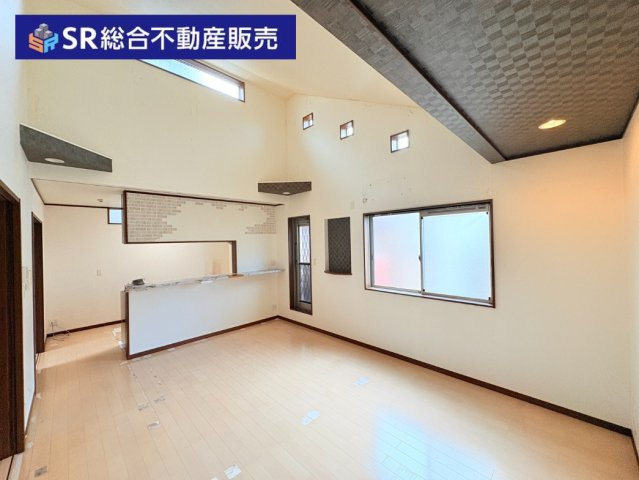 高井田中1丁目中古戸建の居間・リビング|リビングは広々16.0帖で、天井が高く開放的です♪ご家族でゆっくり寛ぐことができる空間です☆