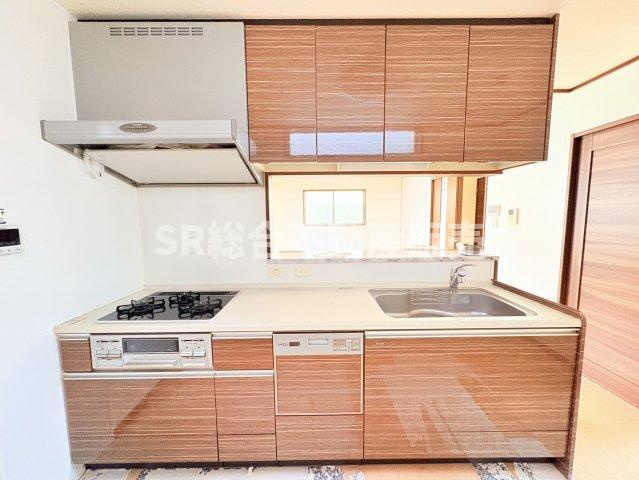 高井田中1丁目中古戸建のキッチン|人気の対面式カウンターキッチンです♪リビングを見渡せるので、家族との会話を楽しみながらお料理ができます！