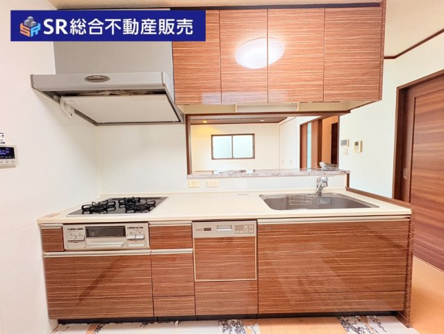 高井田中1丁目中古戸建のキッチン|人気の対面式カウンターキッチンです♪リビングを見渡せるので、家族との会話を楽しみながらお料理ができます！