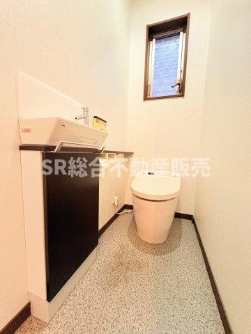高井田中1丁目中古戸建のトイレ|手洗いも有り！清潔感のあるトイレです。温水洗浄便座もございます♪