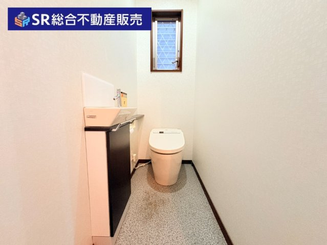 高井田中1丁目中古戸建のトイレ|手洗いも有り！清潔感のあるトイレです。温水洗浄便座もございます♪