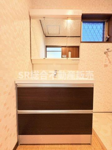 高井田中1丁目中古戸建の独立洗面台|シャワー付☆三面鏡裏と下部に小物収納があり、洗面用具や日用品などの保管に便利です！
