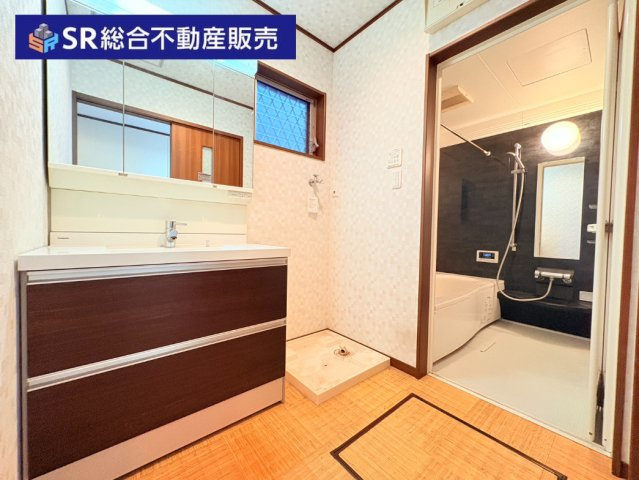 高井田中1丁目中古戸建の独立洗面台|シャワー付☆三面鏡裏と下部に小物収納があり、洗面用具や日用品などの保管に便利です！
