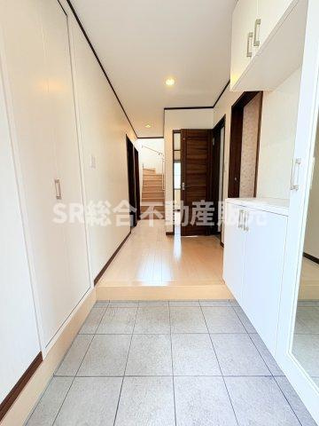 高井田中1丁目中古戸建の玄関|玄関には大容量のシューズボックスもございます！
