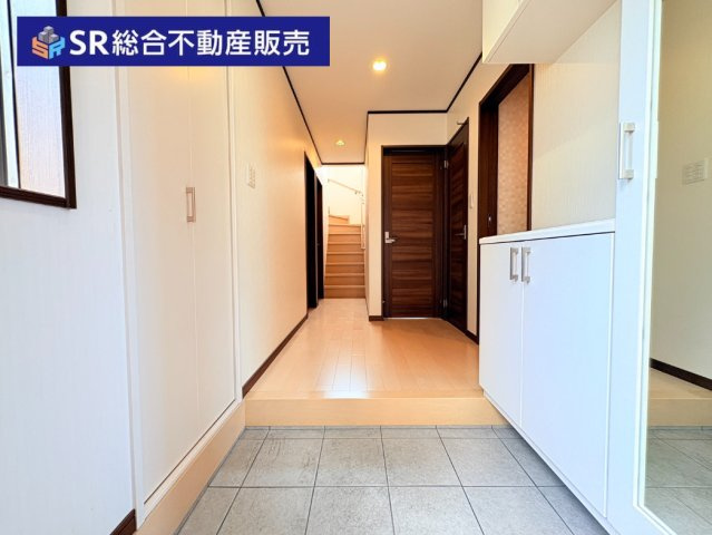 高井田中1丁目中古戸建の玄関|玄関には大容量のシューズボックスもございます！
