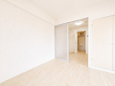 【内装】 | ダイアパレス生麦　生麦駅徒歩5分圏内/周辺住環境良好/角部屋/3駅徒歩圏 | ◆気持ちの良い風が室内へ入り込む居室。家具を配置しても広々ご利用いただけます！！

