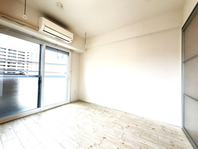 【洋室】 | ダイアパレス生麦　生麦駅徒歩5分圏内/周辺住環境良好/角部屋/3駅徒歩圏 | ◆柔らかい陽光が差し込む明るいお部屋を演出する設計。彩光の取れる窓が気持ちの良いお部屋を創り上げます。
