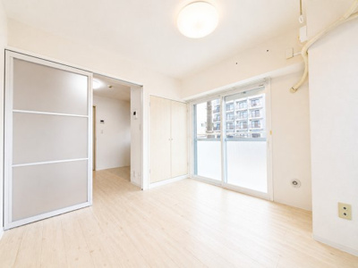 【居間・リビング】 | ダイアパレス生麦　生麦駅徒歩5分圏内/周辺住環境良好/角部屋/3駅徒歩圏 | ◆ご家族の会話がはずむ、開放的なＬＤＫです。休日はお陽さまの光をたっぷりととりこめるぽかぽかリビングで過ごしませんか？
