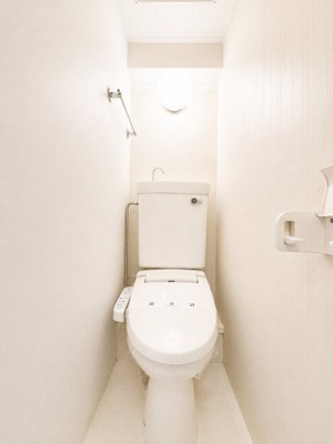 【トイレ】 | ダイアパレス生麦　生麦駅徒歩5分圏内/周辺住環境良好/角部屋/3駅徒歩圏 | ◆清潔感のある白を基調とした落ち着ける空間。小窓をもうけていますので、こもりやすい空気の入れ替えも簡単に行えますね！
