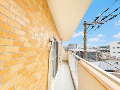 【バルコニー】 | ダイアパレス生麦　生麦駅徒歩5分圏内/周辺住環境良好/角部屋/3駅徒歩圏 | ◆日当たり良好なバルコニー！毎日のお洗濯にも嬉しいですね！
