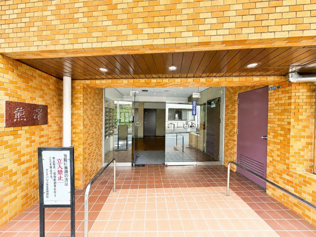 【エントランス】 | ダイアパレス生麦　生麦駅徒歩5分圏内/周辺住環境良好/角部屋/3駅徒歩圏 | ◆堂々たる趣ながら、主張し過ぎずどこか余裕を感じさせるシャープなフォルムで佇む邸宅は、晴天の空と照らし合わせる事で、本来あるべき完成形の姿を見せてくれます。
