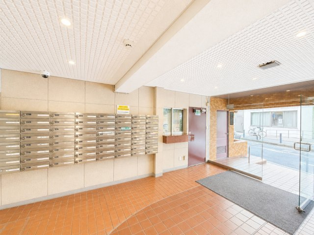 【エントランス】 | ダイアパレス生麦　生麦駅徒歩5分圏内/周辺住環境良好/角部屋/3駅徒歩圏 | ◆洗礼されたデザインが目を引く、落ち着いた街並みに調和する外観。管理状態も良好で安心感のある佇まいです。
