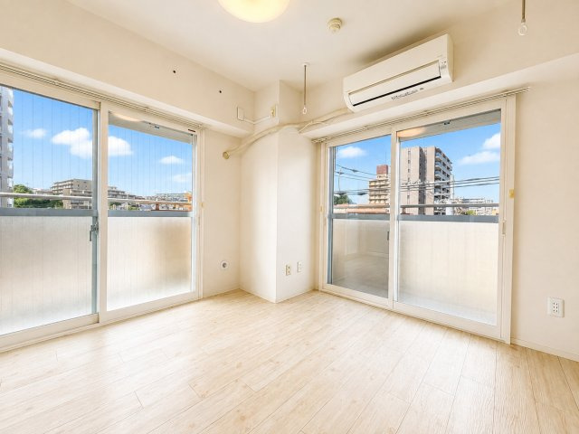 【居間・リビング】 | ダイアパレス生麦　生麦駅徒歩5分圏内/周辺住環境良好/角部屋/3駅徒歩圏 | ◆柔らかい陽光が差し込む明るいお部屋を演出する設計。彩光の取れる窓が気持ちの良いお部屋を創り上げます。
