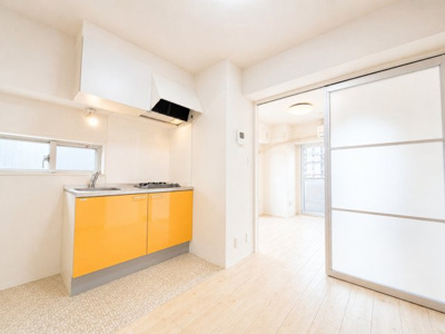 【キッチン】 | ダイアパレス生麦　生麦駅徒歩5分圏内/周辺住環境良好/角部屋/3駅徒歩圏 | ◆デザイン性と機能性を兼ね備えたキッチンです。リビングスペースとの一体感が生まれ、広々空間を演出してくれます。
