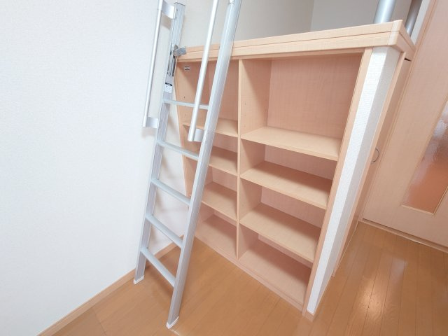 牛久市南３丁目のアパートの収納