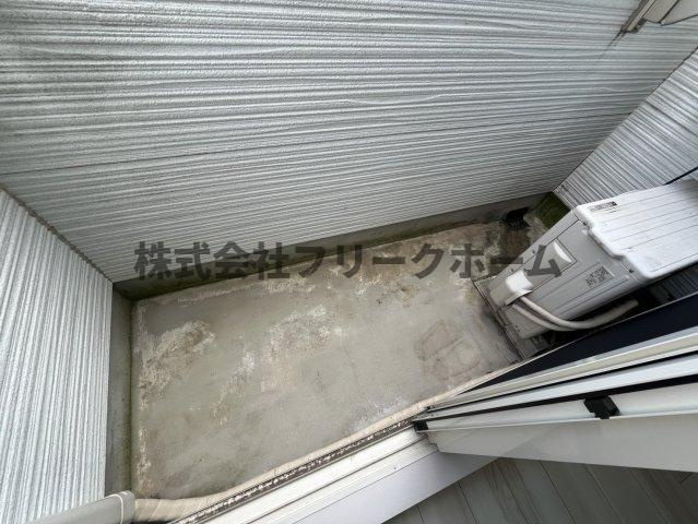 三鷹市下連雀３丁目のアパートのバルコニー