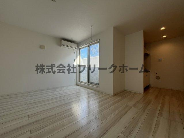 三鷹市下連雀３丁目のアパートの居間・リビング