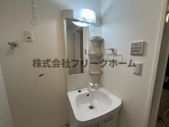 三鷹市下連雀３丁目のアパートの洗面所