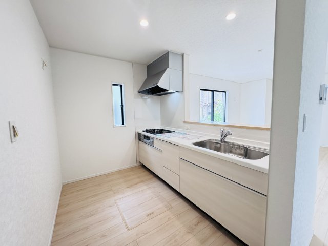 松戸市六実５丁目新築戸建（六実第12）のキッチン|広々システムキッチン・シンクの水栓には浄水器がついてます！