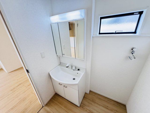 松戸市六実５丁目新築戸建（六実第12）の独立洗面台|シャワーヘッド付き三面鏡洗面化粧台