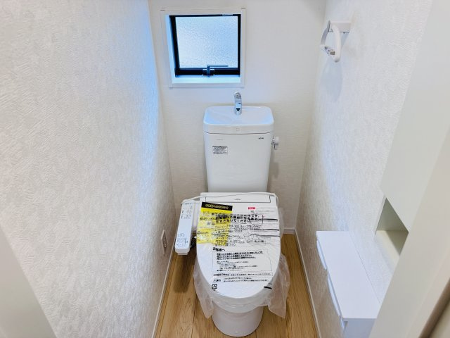 松戸市六実５丁目新築戸建（六実第12）のトイレ|温水洗浄暖房便座つきトイレ