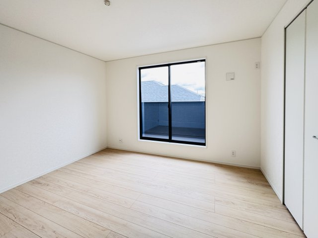 松戸市六実５丁目新築戸建（六実第12）の寝室|8帖寝室・南側バルコニー前の明るいお部屋です♪