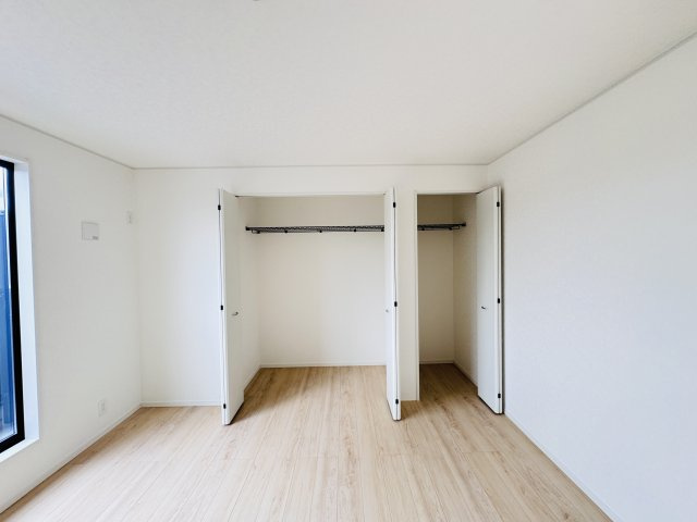 松戸市六実５丁目新築戸建（六実第12）の収納|8帖寝室収納・クローゼット２つでたっぷり収納♪