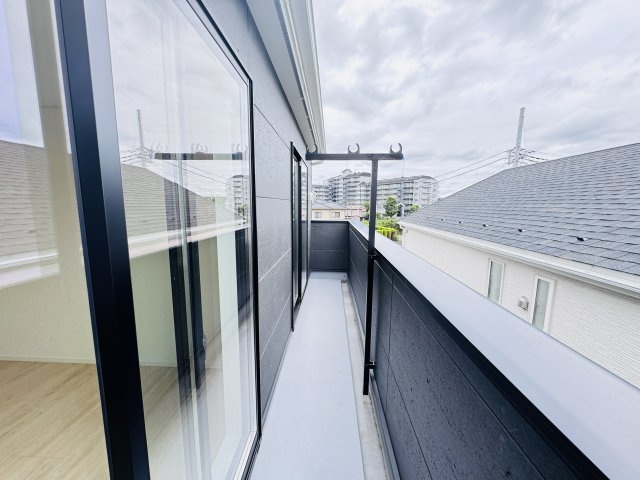 松戸市六実５丁目新築戸建（六実第12）のバルコニー|南向きワイドバルコニー・日当たり良好♪