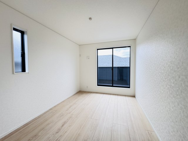 松戸市六実５丁目新築戸建（六実第12）の子供部屋|6.5帖洋室・南側バルコニー前の明るいお部屋です♪