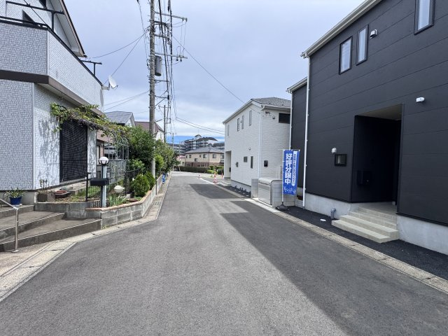 松戸市六実５丁目新築戸建（六実第12）の前面道路含む現地写真|北側前面道路・幅員約5ｍ