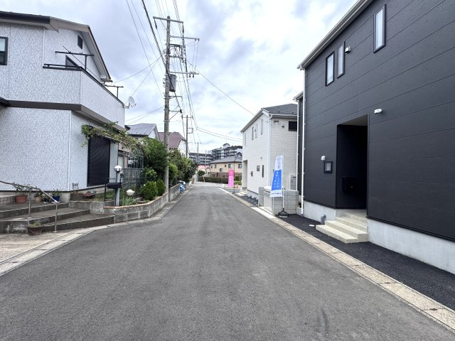 松戸市六実５丁目新築戸建（六実第12）の前面道路含む現地写真|北側前面道路・幅員約5ｍ