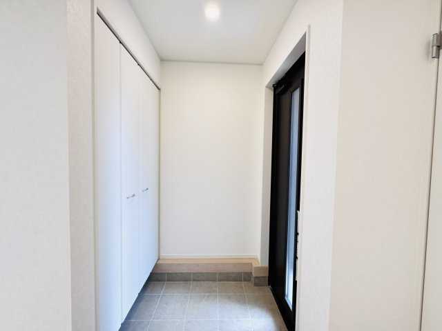 松戸市六実５丁目新築戸建（六実第12）の玄関|玄関ホール・シューズクローゼット
