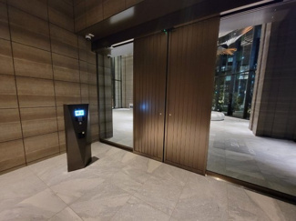 【エントランス】 | ブランズタワー大阪本町 | 【エントランス】風除室です。もちろんオートロック！セキュリティ面でもご安心いただけます。