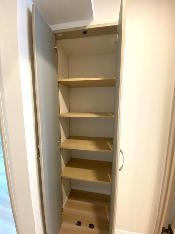 セザールお花茶屋の収納|廊下部分に設置された便利な収納スペースです。掃除用品や日用品のストック、季節の小物などをすっきりと整理整頓でき、居住空間を広く清潔に保つのに大変役立ちます。