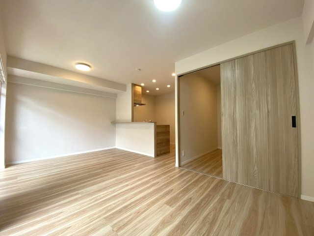 セザールお花茶屋の居間・リビング|別角度から見たリビングの風景です。奥行きを感じられる使いやすいレイアウトとなっており、家具を配置してもゆとりある動線を確保しやすく心地よい空間が広がります。