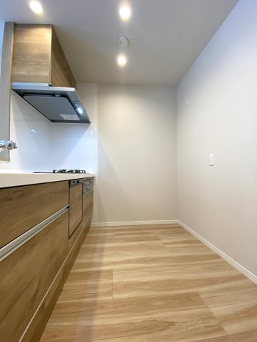 セザールお花茶屋のキッチン|キッチン周りの幅や調理作業スペースもしっかり確保されています。広々としたシンクやコンロ周辺は作業がしやすく、毎日の料理作りを手際よくスムーズに行える機能的なデザインです。