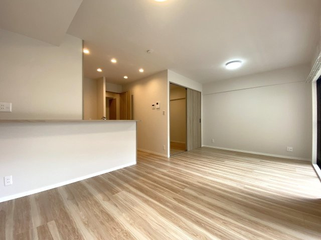 セザールお花茶屋の居間・リビング|リビング全体を見渡せる開放感ある空間設計です。家族の会話が自然と弾む落ち着いた雰囲気となっており、毎日の暮らしをあたたかく彩る魅力的な住空間が広がっています。