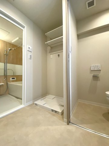 セザールお花茶屋の脱衣所|ゆとりある広さを確保した脱衣所スペースです。脱衣カゴやランドリーラックなどもすっきりと配置しやすく、入浴前後の身支度や着替えも窮屈感なく快適に行っていただけます。