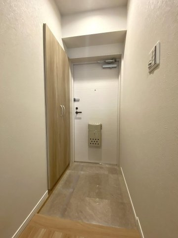セザールお花茶屋の玄関|落ち着いた雰囲気で住まいの顔となる綺麗な玄関スペースです。シューズボックスを備えており、ご家族全員の靴をすっきりと整理整頓して気持ちよくお客様を迎えられます。
