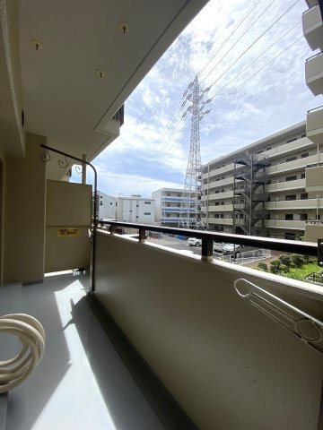 セザールお花茶屋のバルコニー|バルコニー面積は7.03㎡となっております。陽当りや風通しも良く、お洗濯物を干すスペースとしてはもちろん、心地よい風を感じながらリフレッシュできる快適な空間です。
