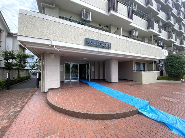 セザールお花茶屋のエントランス|マンションの顔となるエントランスアプローチです。綺麗に手入れが行き届いた清潔感のある空間となっており、住まう方や訪れる方を明るく心地よく迎え入れてくれる落ち着いた佇まいです。